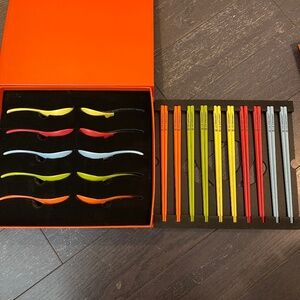 NEW Le Creuset creamic set of 20 chopsticks and spoons gift box w/shopping bag